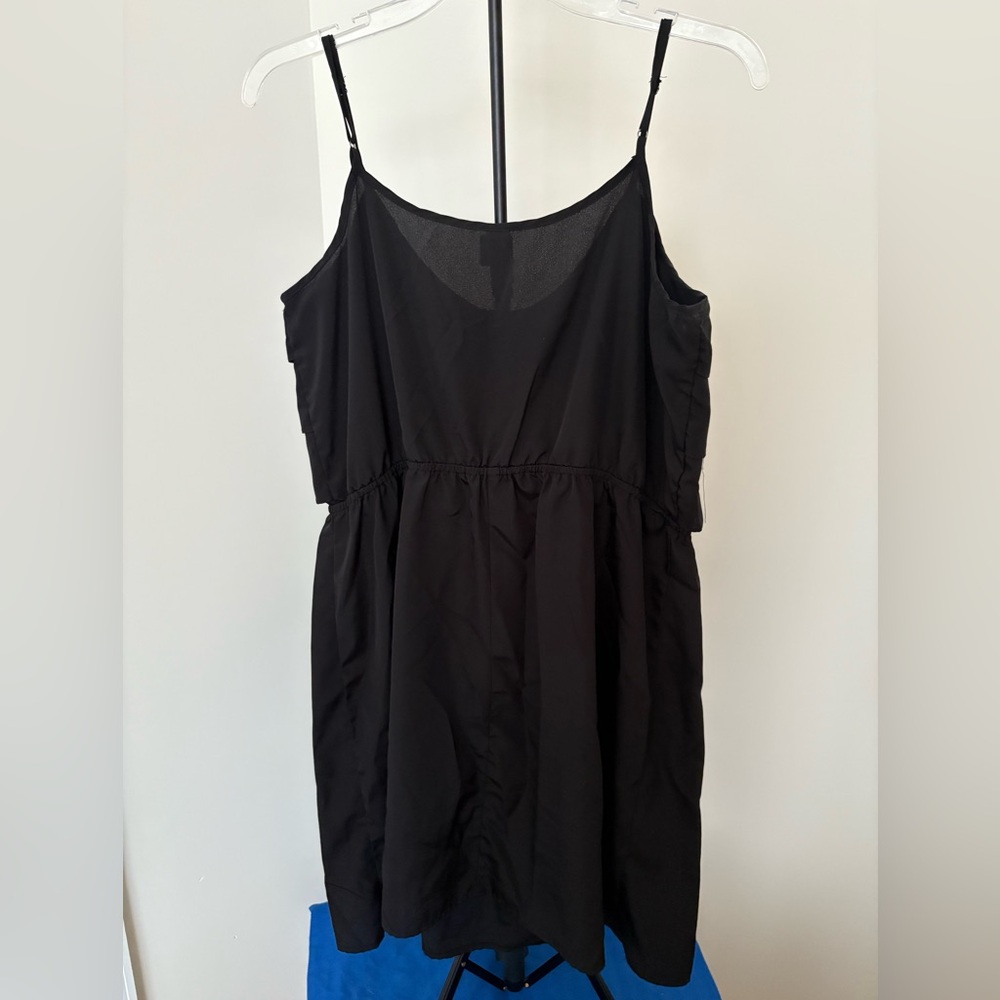 Elegant Black Sleeveless Dress - Picture 2 of 4